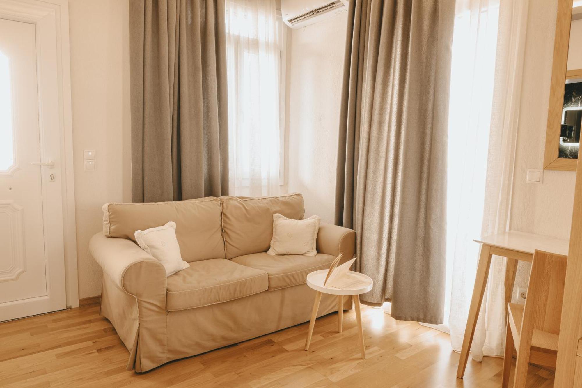 Giardino High Living Suites Drama Room photo